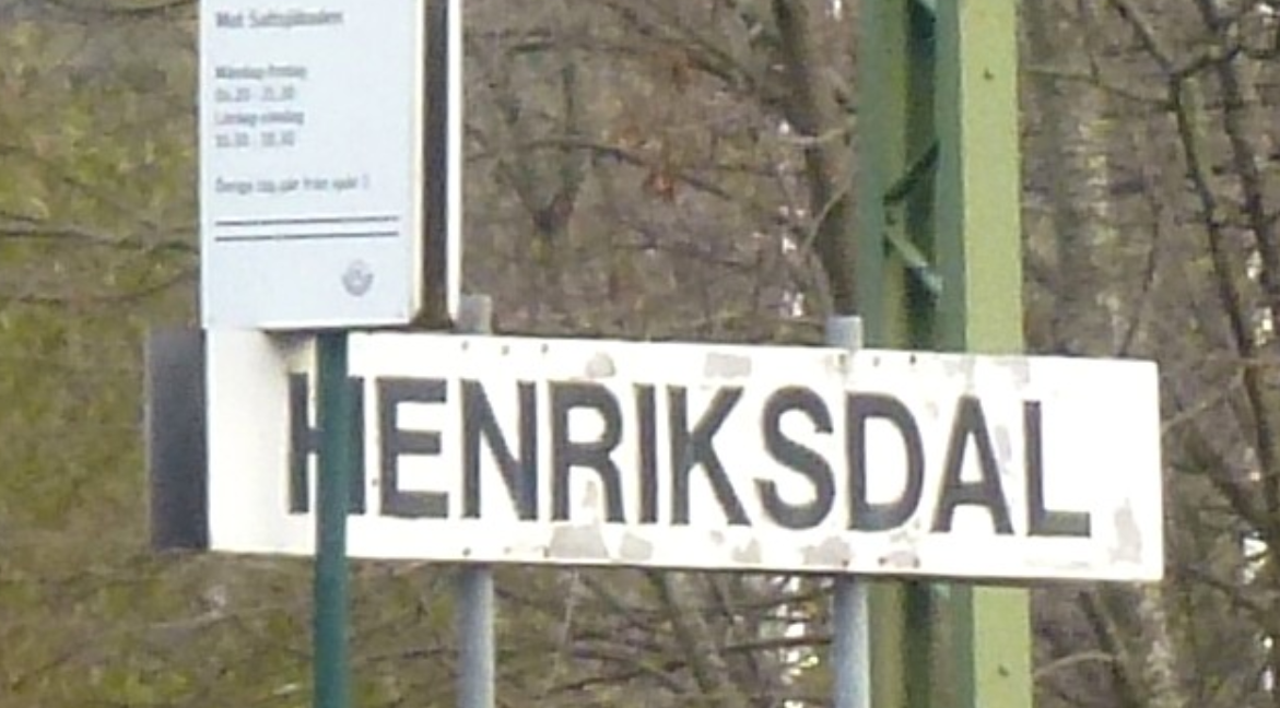 Skylt vid Henriksdals station