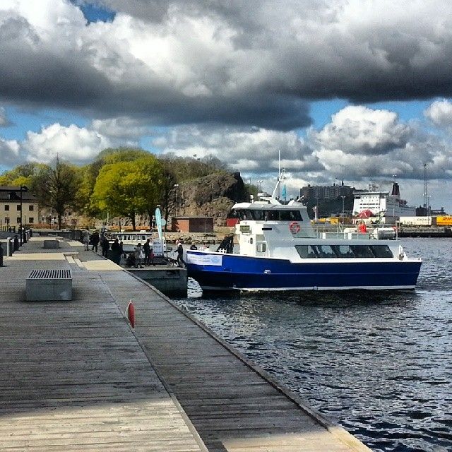 Elbåt angör brygga i Saltsjöqvarn