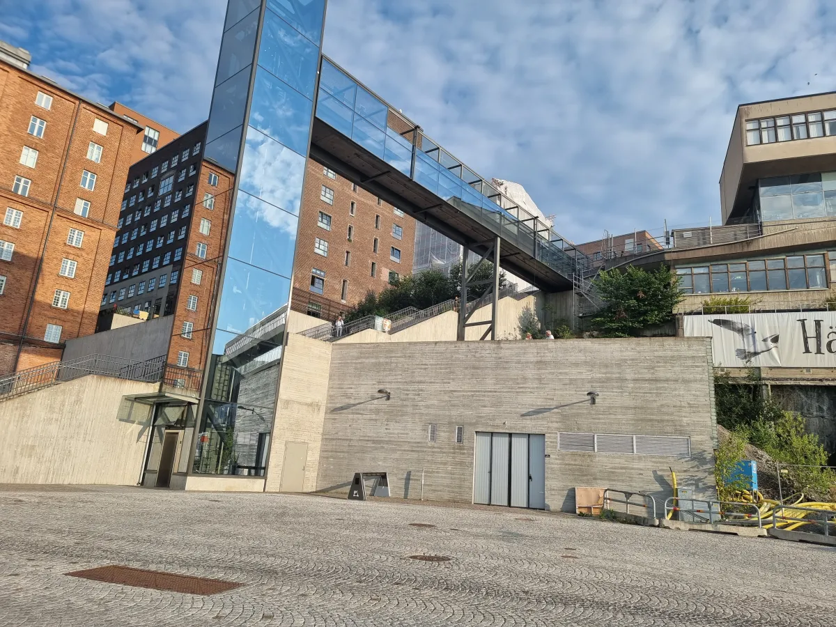 Kvarnholmen med hissen Vertikalen, norra kajen och Munspelet