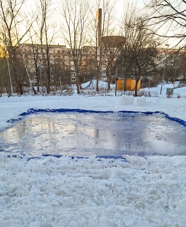 Granne har fixat en isbana på Henkans innergård