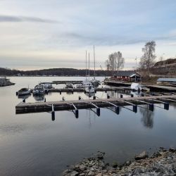 Hästholmens båtsällskap i Hästholmssundet mellan Kvarnholmen och Gäddviken