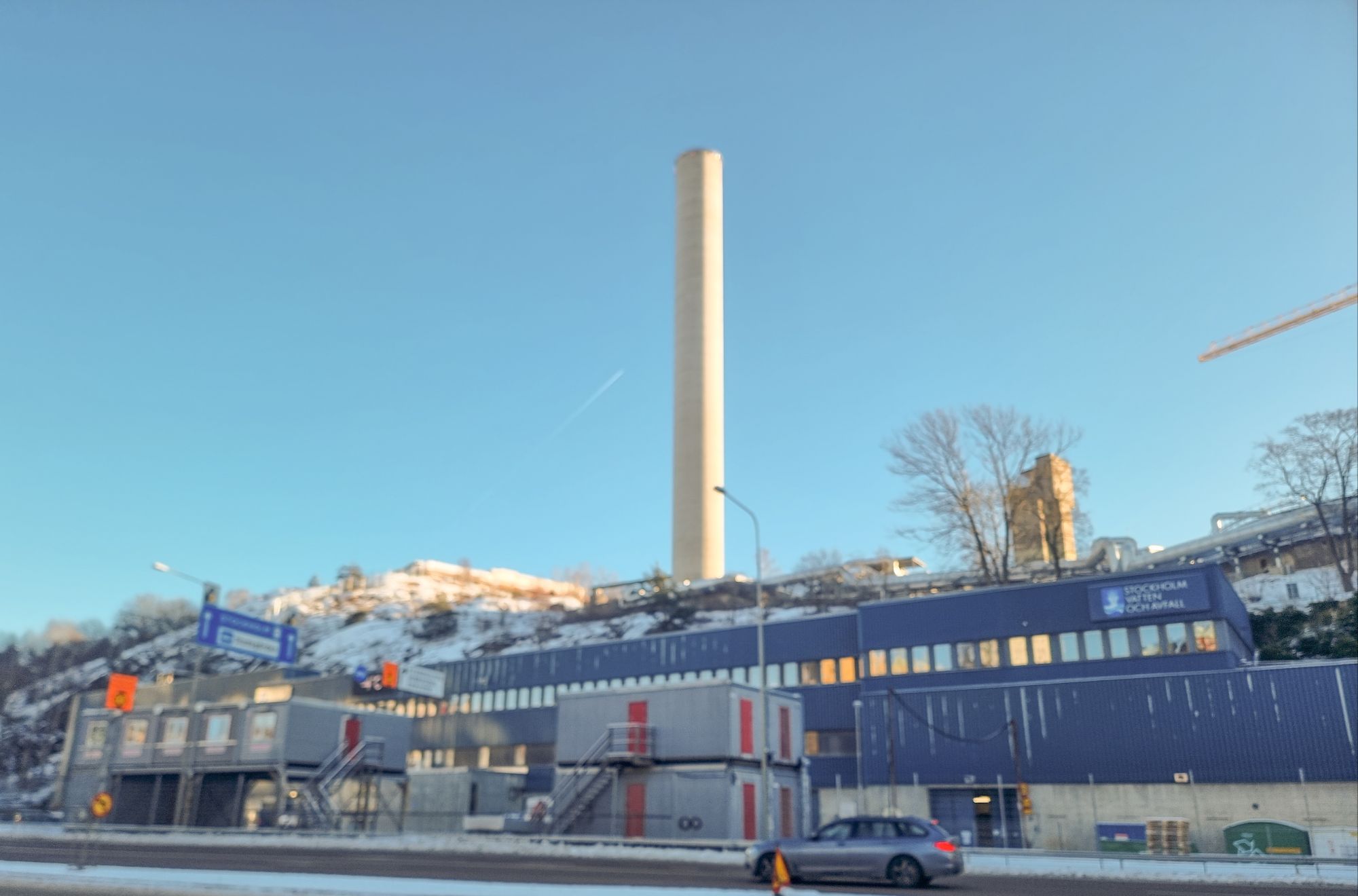 Henriksdals reningsverk sett från Värmdöleden