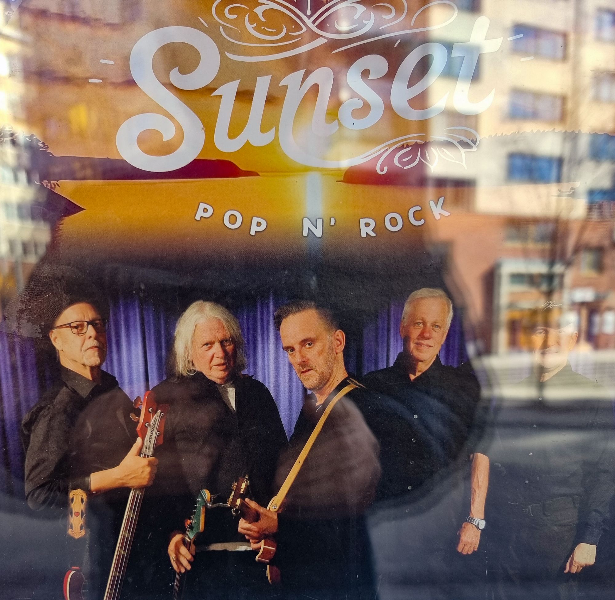 Bandet Sunset spelar på Grand Palace