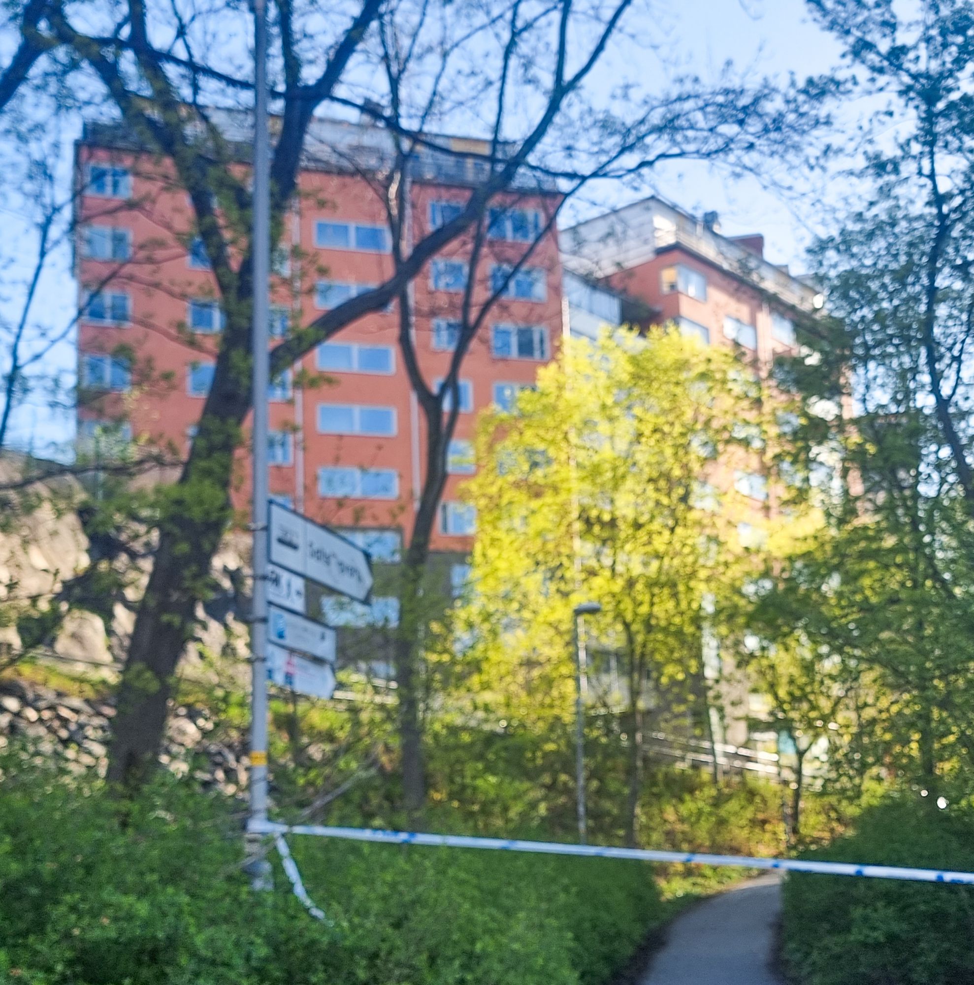 Polisens avspärrning mellan Henriksdal station och Saltsjöqvarn