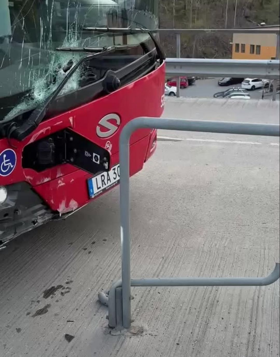 Olycka med buss på Kvarnholmsvägen nedanför Finnberget