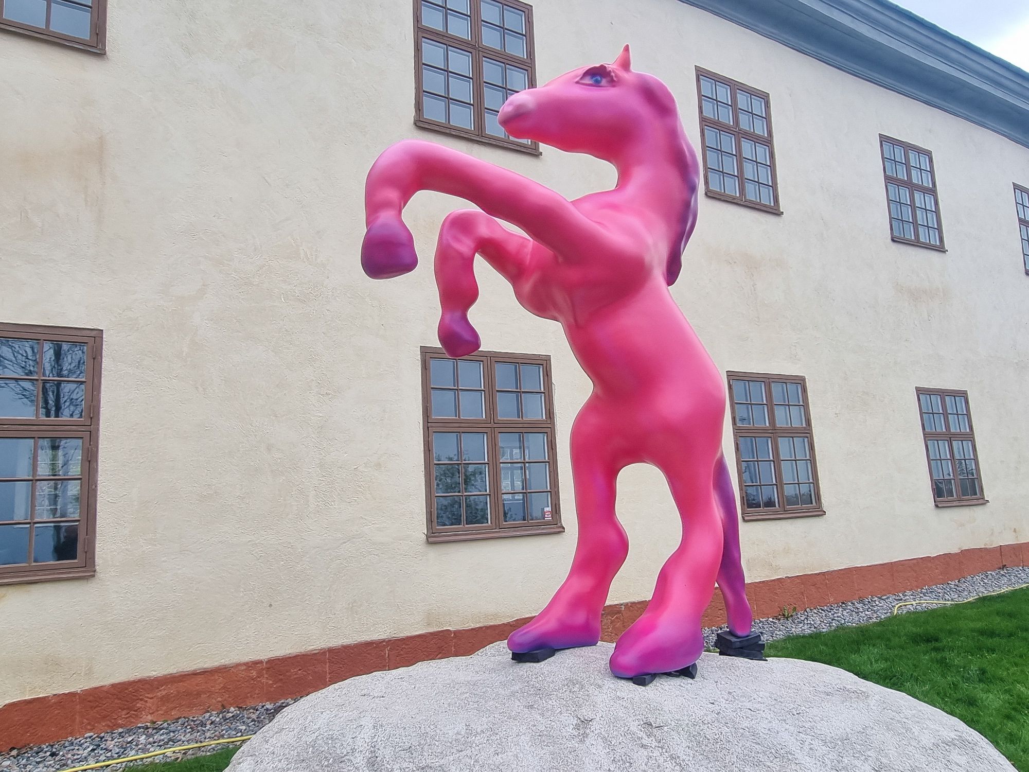 Austin Lees rosa häststaty utanför Danvikens hospital