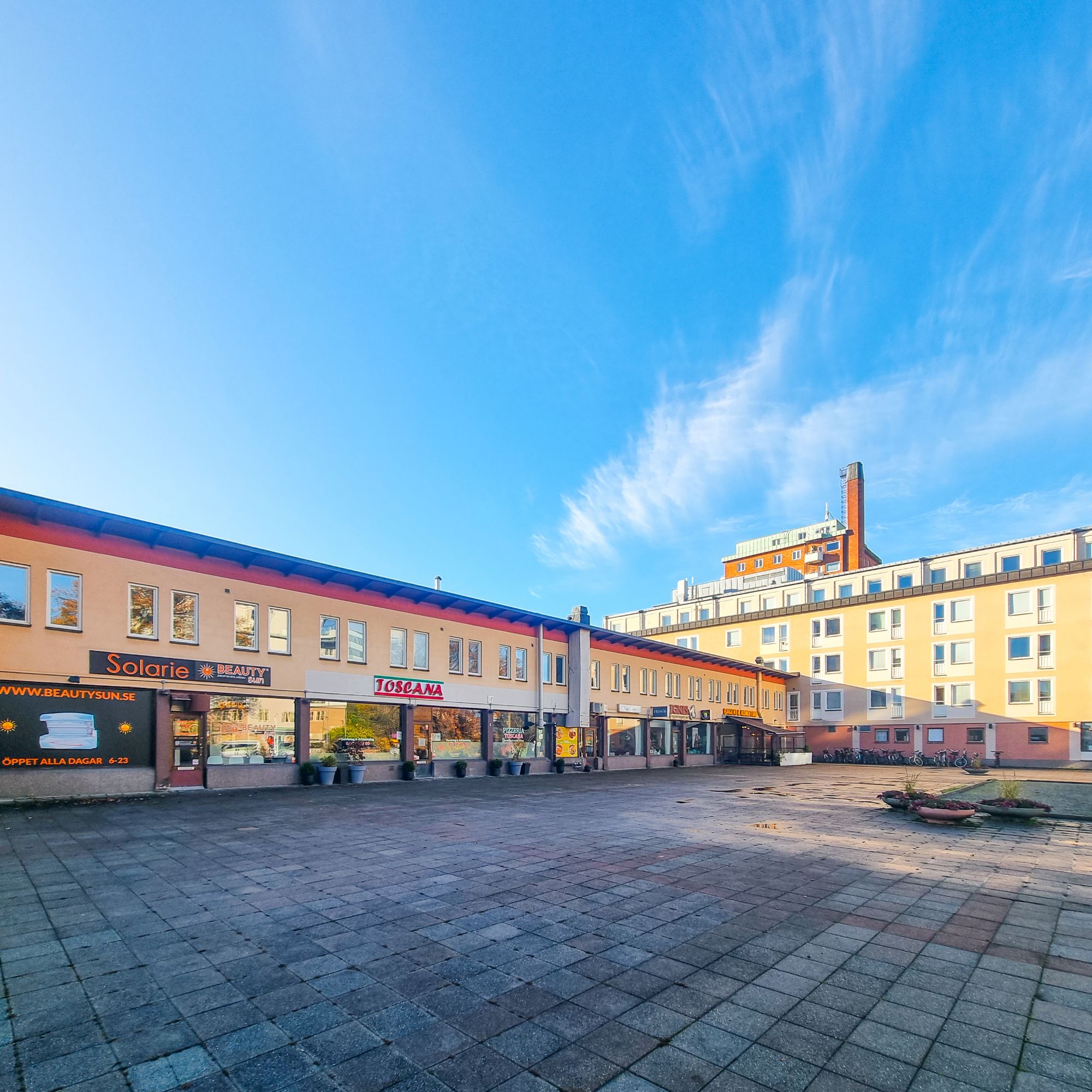 Finntorps centrum med Papa Lee, Studiefrämjandet och Pizzeria Toscana
