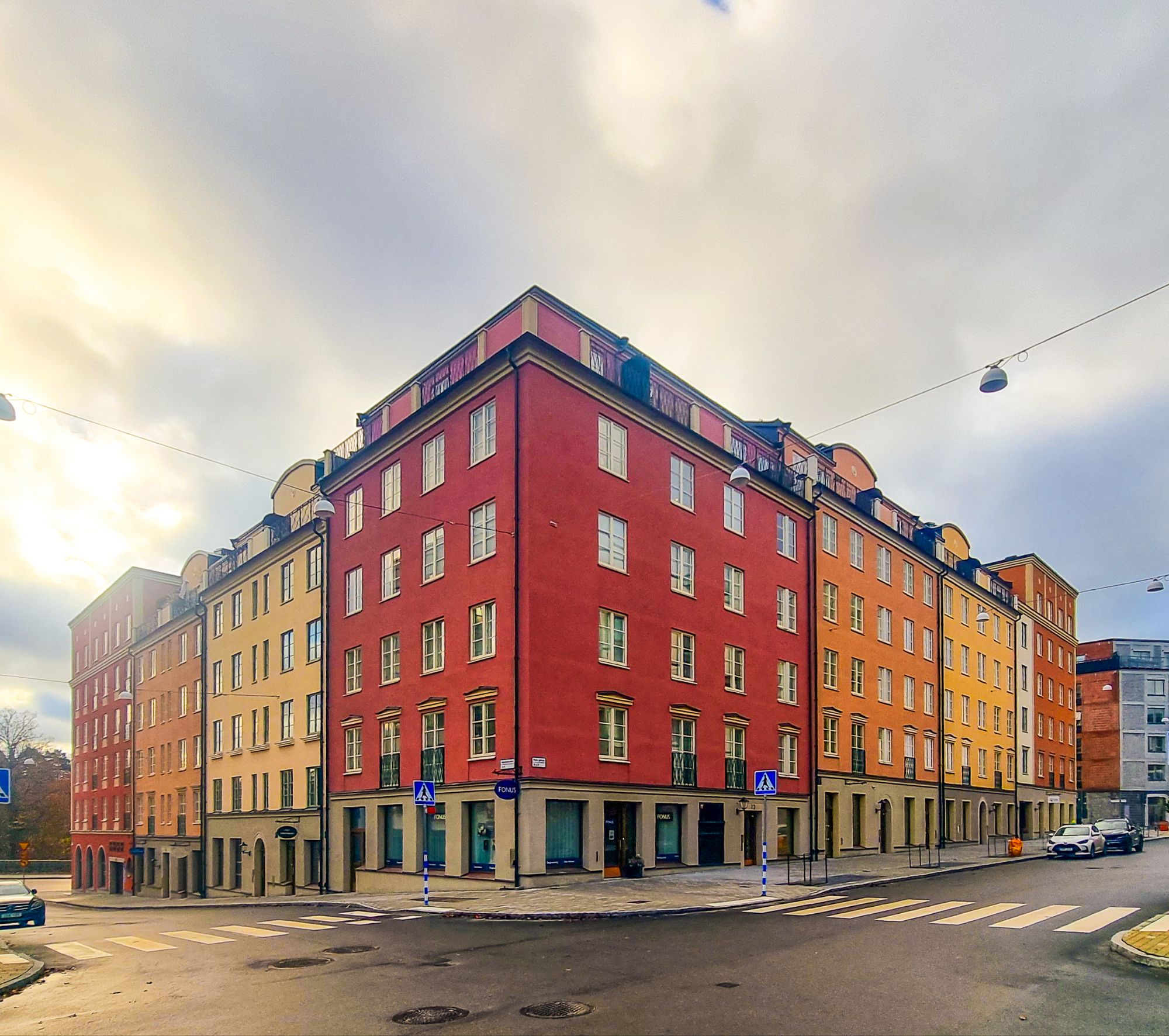 Gatufest i centrala Nacka med loppis, mat, musik och lokala föreningar