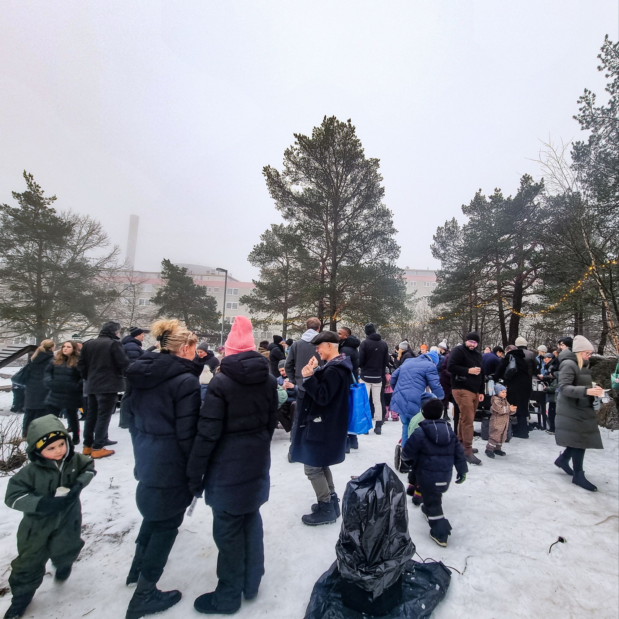 Grannar snackar på Härliga Henkans gårdsfest 2026
