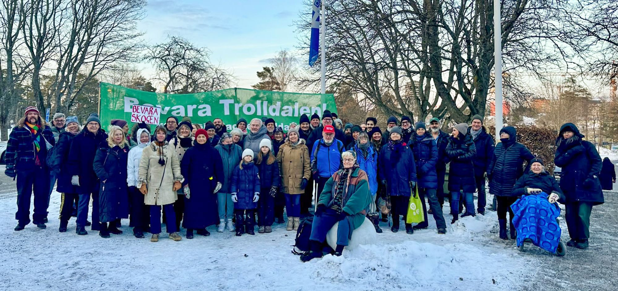 Gruppfoto från demonstrationen mot exploateringen av västra Trolldalen 2026