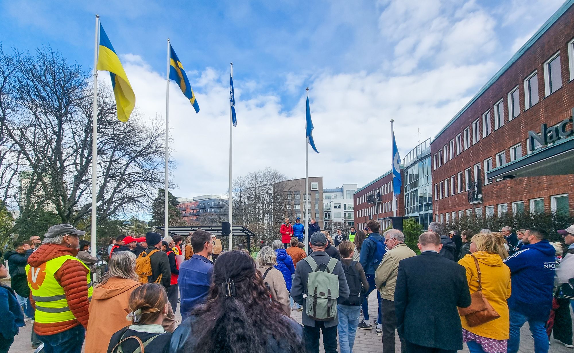 Rädda Nackaidrottens demonstration utanför Nacka stadshus för en 11-mannaplan i Sickla