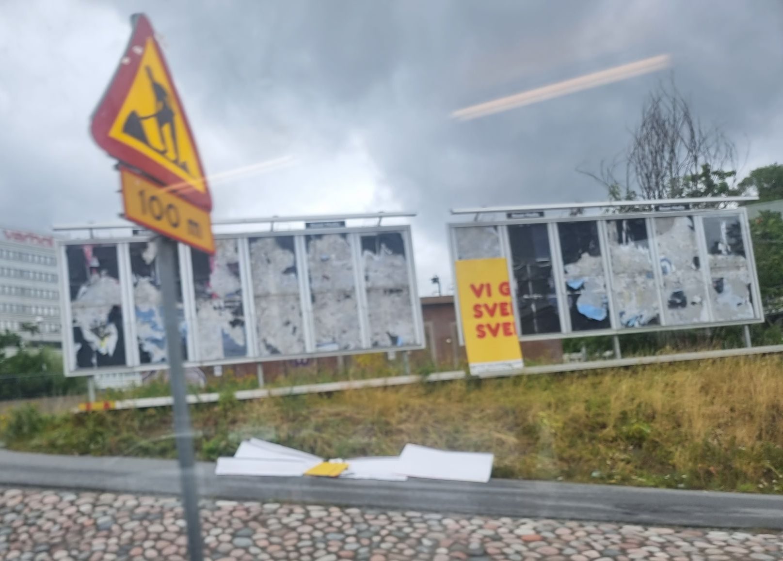 Nedrivna valaffischer för Sd i Henrikdal