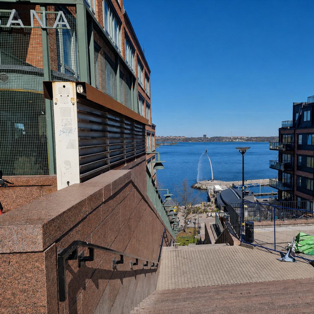 Trappan i Nacka strand från Augustendalsvägen till stranden / kajen / bryggan