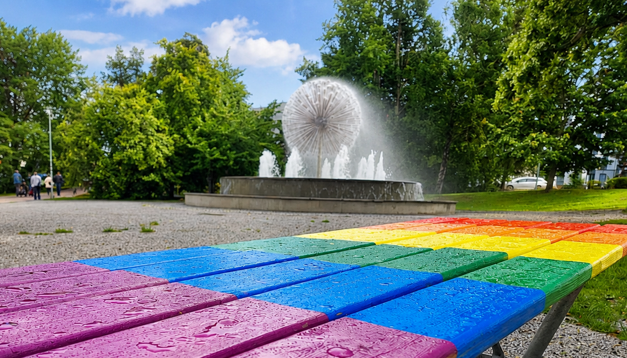 Stockholm Pride-bord utanför Nacka stadshus med konstverket Maskrosbollen